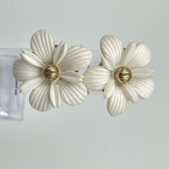 Vintage Sarah Coventry Floral Clip on Earrings White Flower Prairie Boho Signed - Picture 1 of 6